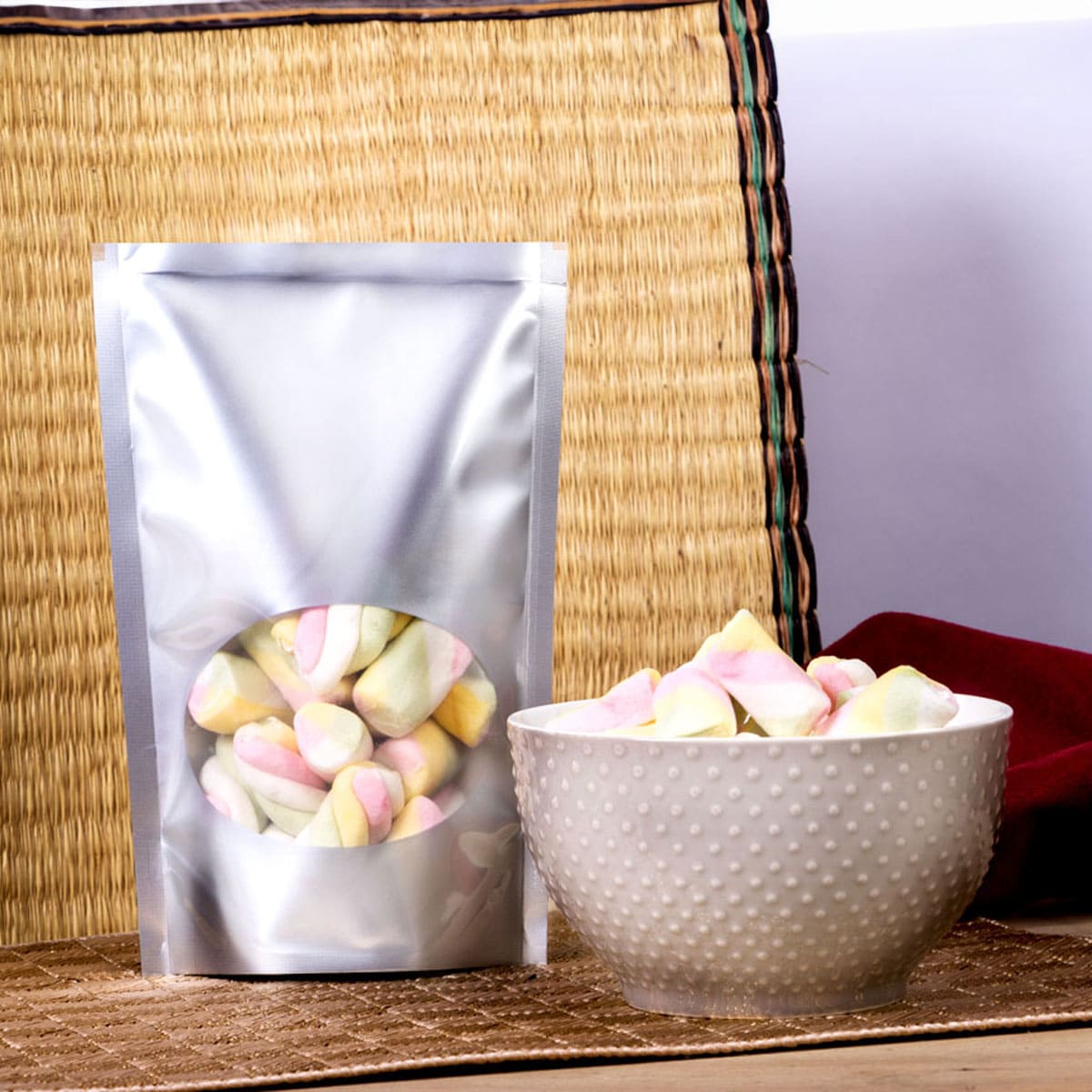 Bolsa para masmelos y snacks en la parte delantera tiene ventana